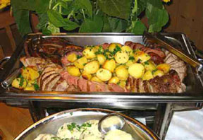 warmes Buffet mit Schweinsbraten und Allerlei